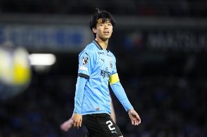 足球?qū)＜沂①潫岽?0歲新援高井幸大：他在亞冠把C羅防得死死的