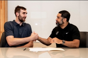 正式簽約！馬刺官方曬盧克-科內(nèi)特簽約照：歡迎回家！