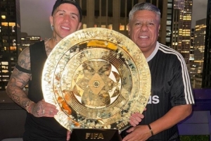 獎(jiǎng)杯閃耀！阿根廷足協(xié)主席塔皮亞社媒曬與恩佐合照