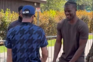 給隊(duì)友加油來(lái)了！巴特勒現(xiàn)身塔霍湖高爾夫名人賽為庫(kù)里助威