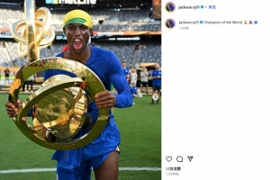 世俱杯3場1助攻！杰克遜社媒曬賽后捧杯照：世界冠軍！
