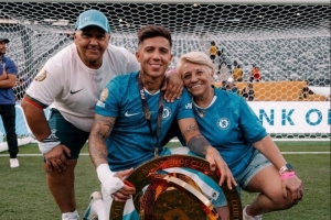 與家人一起慶祝！恩佐社媒曬與父母合照+女兒咬獎牌照片