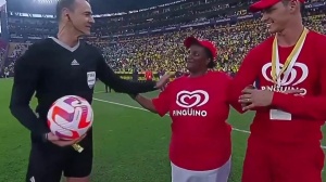 感動！??凱塞多媽媽為厄瓜多爾比賽送球，球員跑向媽媽深情擁抱