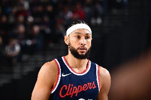 平森：西蒙斯做出了一系列愚蠢的決策 放棄上籃&連個三分都不敢投