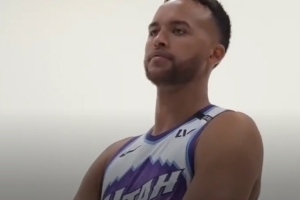 爵士新援亮相媒體日 李凱爾&樂福&努爾基奇身穿經(jīng)典戰(zhàn)袍拍定妝照