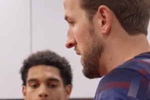 恭喜！寬薩完成英格蘭隊首秀，隊長凱恩為他頒發(fā)紀(jì)念帽子