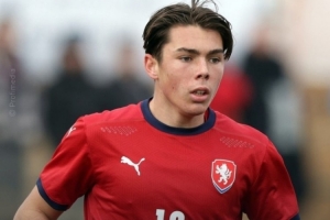 布馮兒子連續(xù)兩場(chǎng)戴帽！隊(duì)報(bào)稱贊：或許比薩該給他更多機(jī)會(huì)