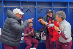 慶祝中超三連冠！海港外援賽后更衣室跳舞