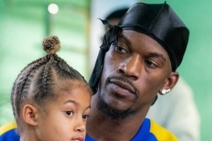 巴特勒現(xiàn)身舊金山新鞋發(fā)售現(xiàn)場 小老弟庫明加到場支持