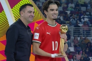 葡萄牙中場(chǎng)米德當(dāng)選U17世界杯MVP，哈維為其頒獎(jiǎng)