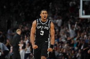 沖擊力十足！凱爾登·約翰遜底角突破 對(duì)抗防守強(qiáng)攻上籃打2+1