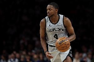 中規(guī)中矩！?？怂股习雸?chǎng)10投4中  三分5中3拿到11分2籃板