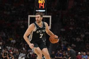 絕殺蓋帽后致敬博爾特！科內(nèi)特5分7板4助3帽&正負(fù)值+17全場最高