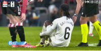 一場傷兩個！卡馬文加被踢倒受傷無法堅持，居萊爾替補出場