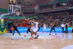 身體素質炸裂！深圳外援史密斯半場8中5轟下20分1板3助2斷2帽