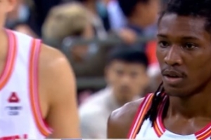 外援對飚！蘭道夫首節(jié)12分3板1助1帽VS史密斯14分2板2助