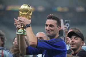 衛(wèi)冕冠軍！阿根廷跟隊(duì)記者：斯卡洛尼將帶著大力神杯參加抽簽儀式
