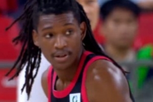 要拿三雙？深圳外援史密斯半場4記三分拿下18分5板5助1斷