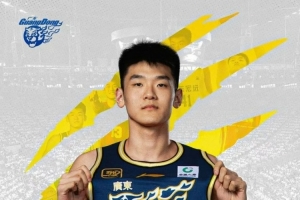 媒體人：王洪澤這樣的年輕人要多留在場上 不能過快犯規(guī)限制手腳