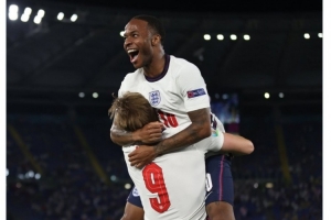 英格蘭隊祝斯特林31歲生日快樂，球員國家隊出戰(zhàn)82場20球27助