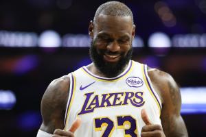 ??狀態(tài)回暖！吧友們來預(yù)測一下詹姆斯本賽季的數(shù)據(jù)吧！