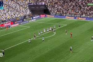 標(biāo)志性重炮！39歲胡爾克轟超遠(yuǎn)任意球，生涯503球+2025隊(duì)內(nèi)射手王