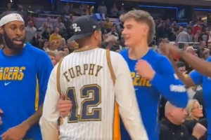 心系球隊！哈利伯頓身穿弗菲球衣觀賽 并與球員本人場邊互動