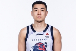 新賽季倒計(jì)時(shí)！高詩(shī)巖曬山東男籃定妝照：第11年打卡