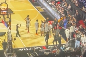 生涯首次替補(bǔ)！第二節(jié)文班亞馬出場(chǎng) 賭城現(xiàn)場(chǎng)球迷響起一片歡呼聲