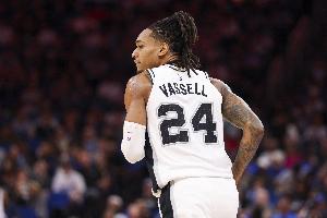 苦苦支撐！瓦塞爾連續(xù)中投命中 幫助馬刺打破得分荒