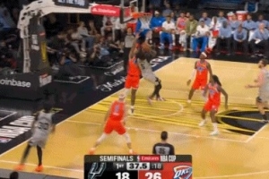 勇闖龍?zhí)痘⒀?！卡斯?fàn)柗磽魶_擊 扛著杰倫威空中轉(zhuǎn)身打板上籃！