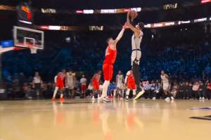 ??這什么模型怪！文班一防二完成搶斷 回頭弧頂轟三分 厲害炸了