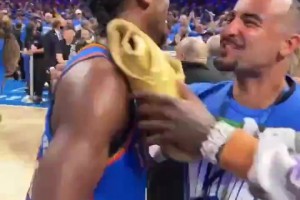 真甜蜜?。啔v山大奪冠后第一時(shí)間走到場邊抱起妻子！