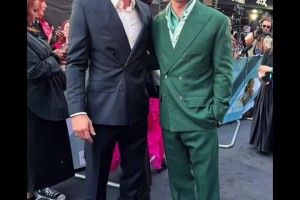 大圣可以進(jìn)軍好萊塢了??！35歲貝爾合影61歲布拉德皮特