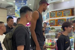 2米2的大男孩！文班亞馬中國行在商場買玩具??????