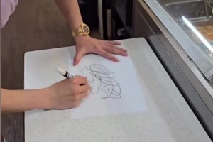 路人在超市偶遇孫興慜并索要簽名，孫興慜直接簽了個鬼畫符??