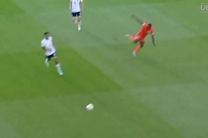 英格蘭逆天后防送禮！諾亞斷球超遠(yuǎn)距離破門！門將超級(jí)離譜失誤！