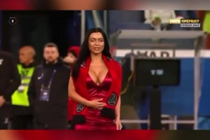 俄超賽場女模特進(jìn)場開球，球員們紛紛被吸引??