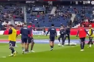 梅西在巴黎表現(xiàn)不佳遭球迷狂噓和辱罵！姆巴佩上前安慰