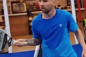 比踢球還認(rèn)真！名場(chǎng)面：梅西和蘇亞雷斯一起打板網(wǎng)球！