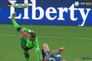 阿根廷球迷：至今無(wú)法理解這球判的是伊瓜因犯規(guī)??