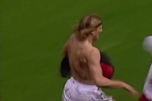 ??裁判我還沒穿衣服呢！弗蘭脫衣慶祝沒穿上 只能半裸參與防守