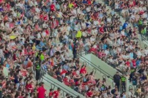 座無(wú)虛席！蘇州vs揚(yáng)州，昆山奧體43617人觀戰(zhàn)再度刷新蘇超記錄