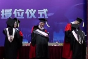 女球迷畢業(yè)時(shí)讓校長(zhǎng)舉著切爾西旗子…如果校長(zhǎng)阿森納或熱刺球迷呢