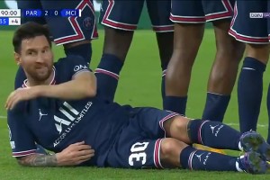 當(dāng)梅西首次代表巴黎參加歐冠比賽時，被安排當(dāng)人墻??