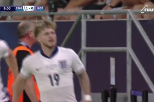 英格蘭夢幻開局！埃利奧特禁區(qū)內(nèi)推射得手，連續(xù)3場取得進(jìn)球！