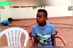 國外網(wǎng)友曬亞馬爾拿C羅皇馬球衣視頻并配文：他是C羅的粉絲??