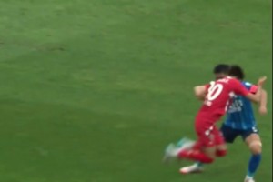 中甲延邊前鋒黃振飛試圖彩虹過人，結(jié)果球留在原地??