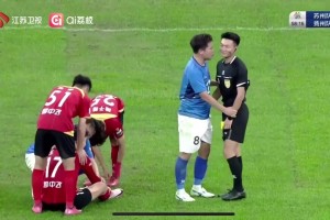 笑瞇瞇的給黃牌！網(wǎng)友：脾氣這么好的裁判真是太少見了