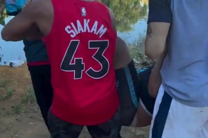 玩嗨了！理查利森回老家和朋友打鬧，想把對(duì)方扔水里結(jié)果自己摔了